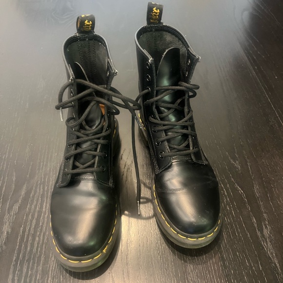 Dr. Martens Shoes - Dr. Doc Martens Wonen's size 8 Leahter Lace Up Boots
